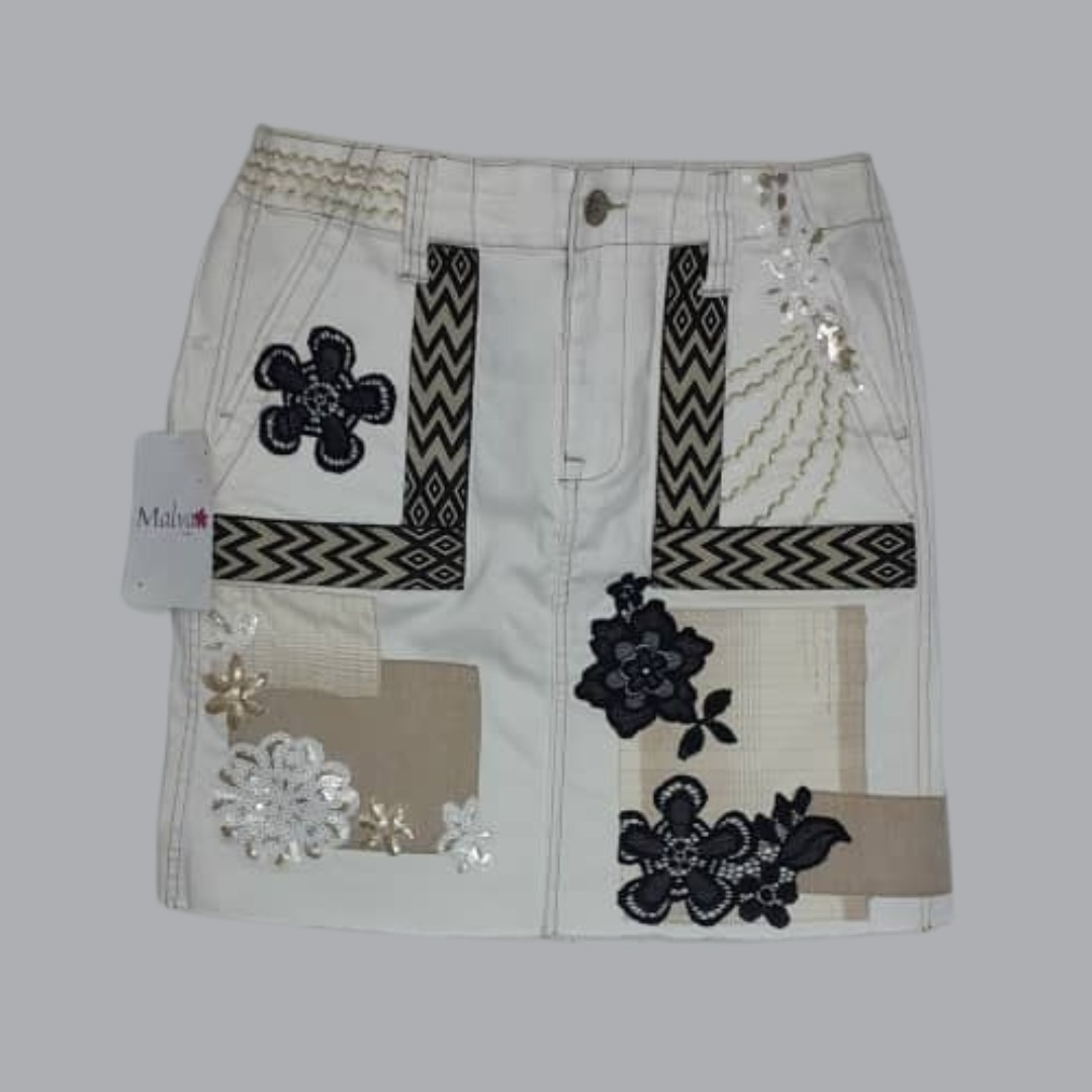 Falda beige con flores bordadas 